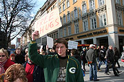 Mal umarmt werden? Am International Hugging Day am 21.03.2009 gab es das auf dem Marienplatz (Foto: MartiN Schmitz